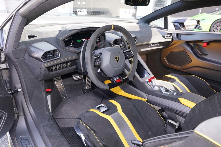 内装にも外装にもカーボンパーツが惜しみなく使われる。写真は左ハンドルだが、試乗したなかには右ハンドルのクルマもあった。
