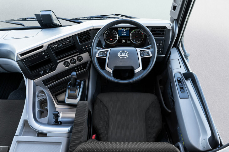 運転席まわりは、抜群の見晴らしのよさと、包まれ感の強いインストゥルメントパネルやセンターコンソールが印象的。「GW」にはパンチングレザーの革巻きステアリングホイールが装備される。