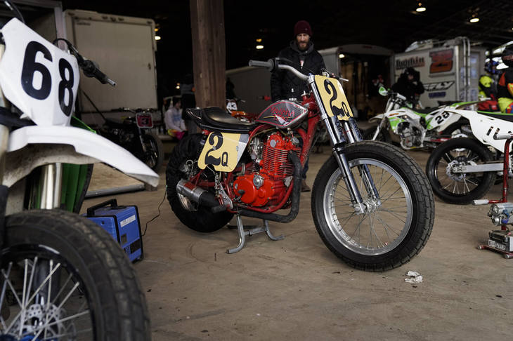 日本でも人気の「ヤマハSR」や、アメリカで販売されるオフロードモデル「XT500」のエンジンを使用したフラットトラックマシン。フレームや前後サスペンション、前後ホイールやタイヤは、フラットトラック専用に開発されたものだ。