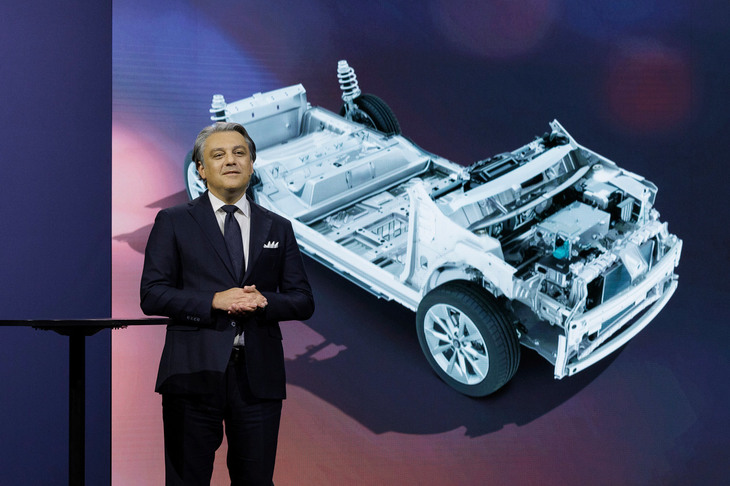 「CMF-BEV」について解説するデメオCEO。同プラットフォームを採用する新型EVは、現行の「ルノー・ゾエ」より高性能で、かつ低コストなモデルとなるという。