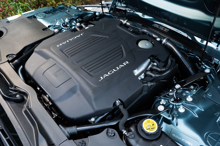 エンジンルームを眺めてみる。ボンネットは前ヒンジでウインドスクリーン側から開く“逆アリゲーター型”と呼ばれるタイプ。