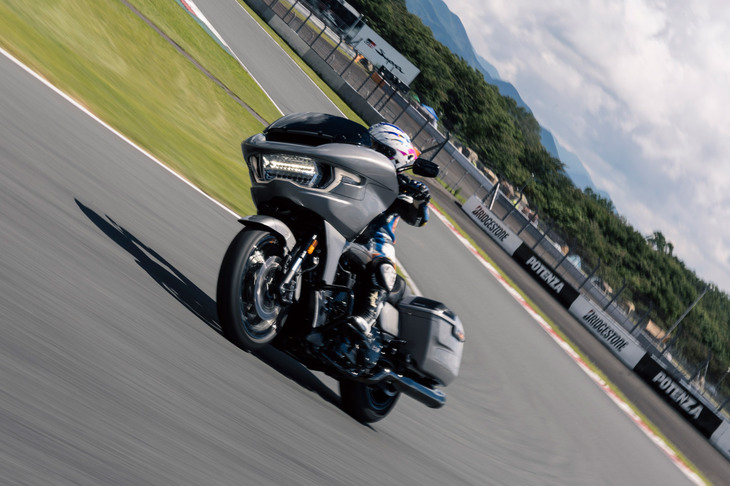 基本コンポーネントを共有する2台だが、積極的な走りを試したときのコーナリング時のキャラクターは、大きく異なるものだった。