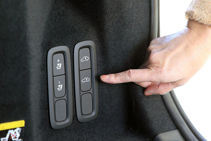 このスイッチ、何だと思いますか？　エアサスペンション装着車には、スイッチ操作でリアの車高を5cmほど下げる機能があります。重い荷物も、より楽に載せたり降ろしたりできるのです。