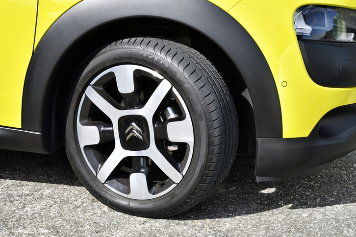 タイヤサイズは前後とも205/50R17。