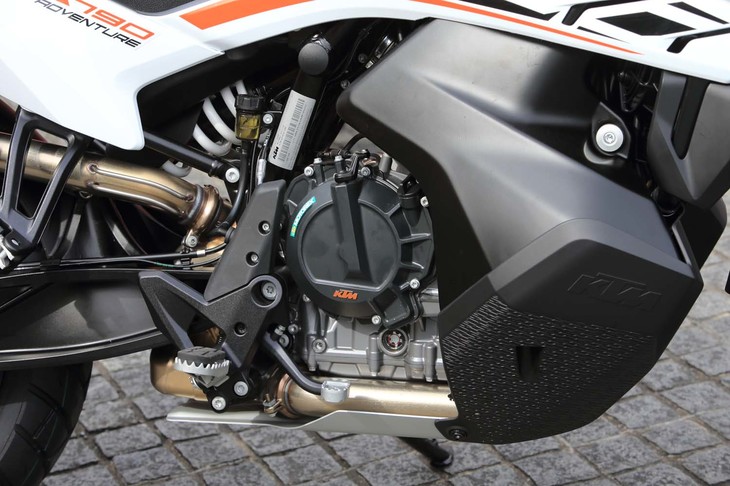 「LC8c」と名付けられた並列2気筒エンジンは、先行して発売された「790デューク」と共通のもの。最高出力95ps、最大トルク88Nmを発生する。