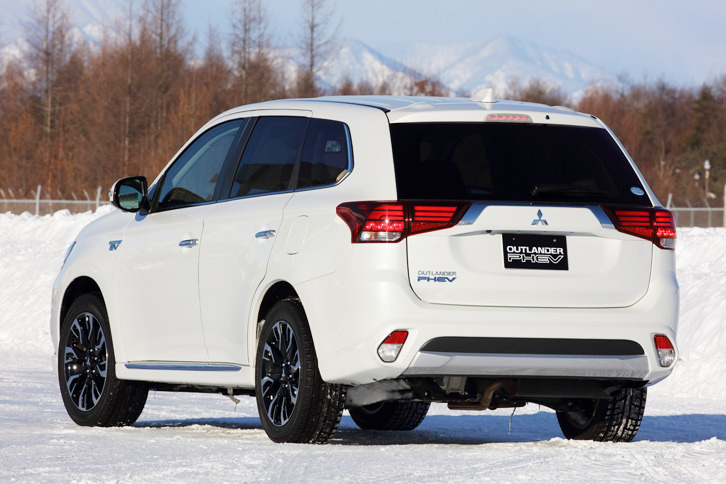 プラグインハイブリッドシステムが搭載される「アウトランダーPHEV」。ガソリン車ではオプション扱いの「S-AWC」が標準装備となる。