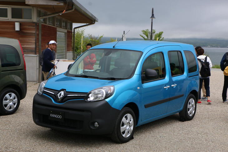 限定車「クルール」の注目度は高く、常に多くの「カングー」ファンに囲まれていた。クルールは、日本独自の限定車で専用ボディーカラーをまとっている。ベーシックさを演出する黒バンパー仕様も人気。ベースとなるのは「カングー ゼンEDC」だ。