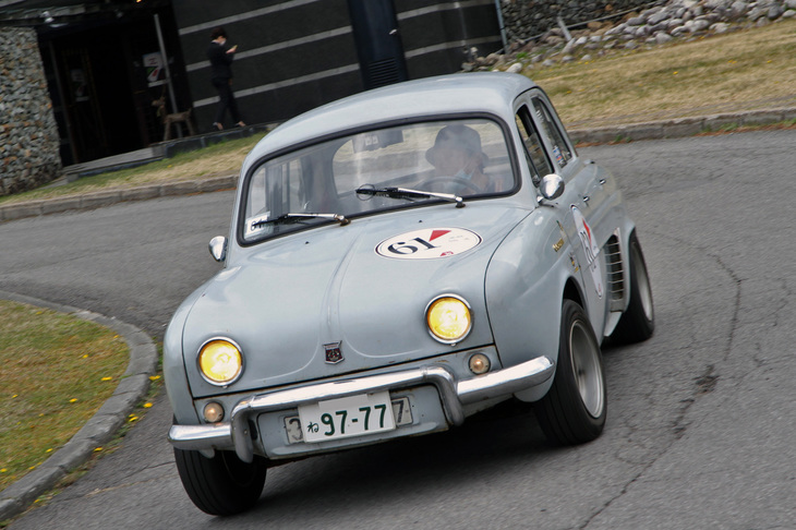 スタートして最初のコーナーを駆け下りる1964年「ルノー・ドーフィン ゴルディーニ」。クラスEで3位入賞。