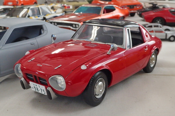 もともと1960年代にアポロというメーカーから発売され、後に二ットーに金型が移った1/20「トヨタ・スポーツ800」。ヘッドライトを作り直したほかは、ほぼキットのまま組んでいるそうだが、プロポーション、雰囲気ともにすばらしい。