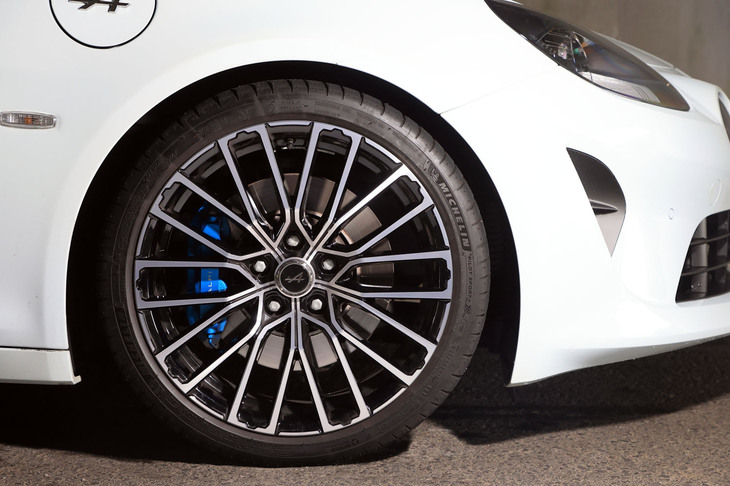 足もとの仕様はグレードによって異なる。「A110 GT」のタイヤサイズは「A110 S」より若干細身で、タイヤの銘柄もよりトータルパフォーマンスを重視したものとなる。