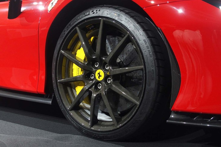 展示車両はカーボン製のホイールに、前255/35ZR20、後ろ315/30ZR20サイズの「ミシュラン・パイロットスポーツ カップ2」タイヤを装着していた。