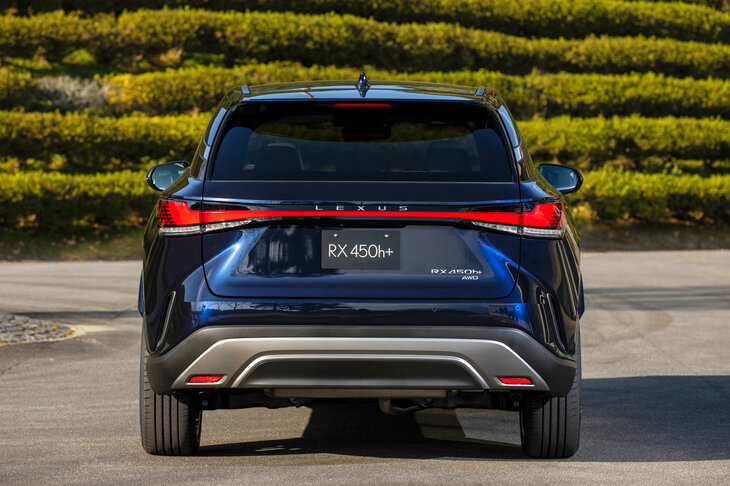 フロントやサイドと比べると、リアまわりに見るデザインの主張は控えめ。横一文字のコンビランプは、今日におけるレクサスのデザインアイコンだ。