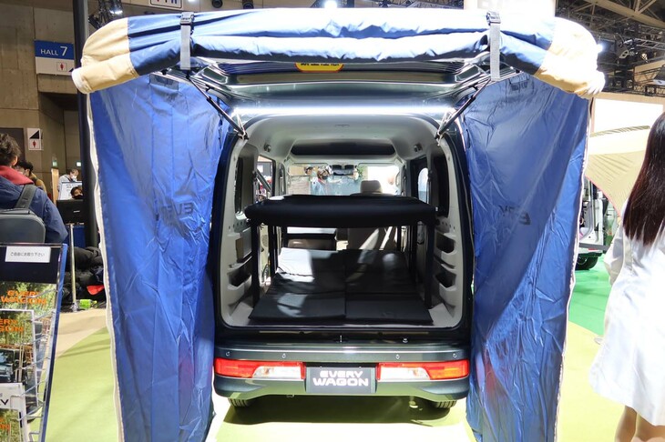 スズキ・エブリィワゴンPZターボスペシャル（バックドアを開放した様子）