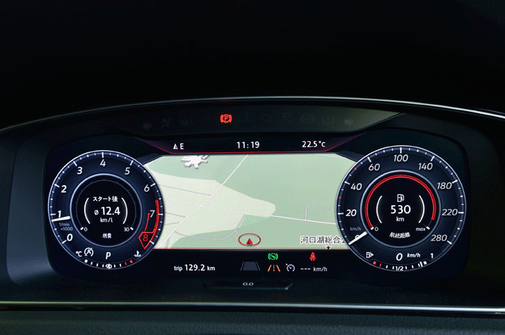 液晶表示のメータークラスター。写真のように、カーナビのマップを大きく映し出すことができる。（写真をクリックすると表示バリエーションが見られます）