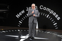 ジープの日本戦略について、「年間販売1万台の大台を目指す」と語るポンタス・ヘグストロム氏。