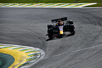 スプリントに次ぎレースでも危なげない走りで優勝したフェルスタッペン（写真）。金曜日の雨がらみの予選では真っ先にコースインしトップタイムをマークしてポールポジション獲得。今季11回目は自身年間最多となる。レースでは、赤旗中断からの再開直後にノリスに迫られるも、すぐさまペースを上げて突き放し、貫禄の今季17勝目を記録した。（Photo=Getty Images / Red Bull Content Pool）