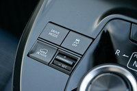 シフトセレクターの左にはオフロードで役立つ「Xモード」のスイッチが備わっている。