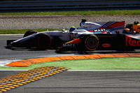 レッドブルのマックス・フェルスタッペン（写真手前）は、13番グリッドからスタートで8番手まで躍進。しかしウィリアムズのフェリッペ・マッサ（同奥）との競り合いで接触、パンクしてしまい緊急ピットインを余儀なくされ大きく順位を落とした。それでも諦めず、10位入賞でレースを終えた。（Photo=Red Bull Racing）
	 