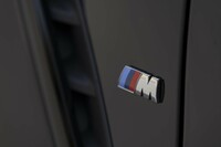 今回試乗した「iX3」は「M」エンブレムを装着するスポーティーグレード。「アドバンスポーツV107」は、「M」や「AMG」を冠するドイツの高性能車にも新車装着されている。