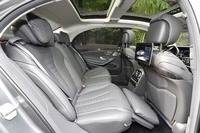 試乗車はオプションの「ショーファーパッケージ」を装備していた。助手席側後席にオットマンが備わるほか、左右それぞれにエンターテインメントシステムが搭載されるなど、後席を中心に快適装備が追加される。