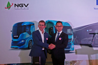 握手を交わすイベコのピエール・ラウッテ代表取締役社長（写真左）と、両備ホールディングスの松田敏之副社長。