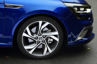 「GT」のタイヤサイズは225/40R18。「GTライン」のタイヤと比べると、幅は共通、外径もほぼ同じだが、偏平率はこちらの方が低い。