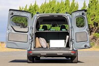 圧巻の積載能力も「カングー」の自慢。今回は大きめのたき火台に、テーブル、イスを2脚、クッション、カンテラ等々を持参したが、スペースにはまだまだ余裕があった。