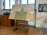 製図板には、「フィアット500“トポリーノ”」や「600」の図面複写が掲げられている。