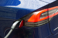 充電ソケットは左のリアコンビランプの前方に隠されている。専用の給電ケーブルを近づけると、ふたが自動的に開く。