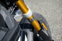 フロントサスペンションには倒立式のテレスコピックフォークを採用。117mmのストロークを確保している。