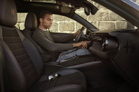 タンカラーステッチが施されたアルカンターラとエコレザーのコンビシートが備わる。