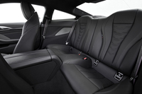 後席の定員は2人。背もたれは可倒式になっており、荷室の容量を拡大することができる。