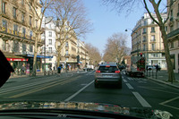 ここは道幅が計4車線分あるものの、左端の車線が自転車専用レーン、その隣は対向車線なのだがバスやタクシーなどの公共交通車両専用レーンとなっている。右端車線も公共交通車両専用レーン。つまり、自家用車が通行できる車線は一方通行の1車線のみである。