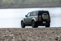 「ディフェンダー」のボディータイプは「90」と「110」（今回の試乗車）、そして「130」の3種類。主な違いはボディーとホイールベースの長さであり、用途や生活環境に合わせて選べる。