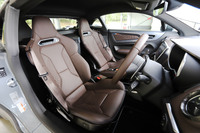 もう一台のカタログモデル「A110リネージ」のインテリア。「A110ピュア」のものとは異なるブラウンレザーのサベルト製スポーツシートが装着されている。そのため車両重量は、20kg増しの1130kgとなる。