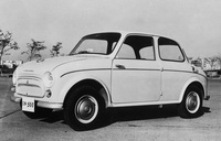 1960年「三菱500」。通産省（当時）が提唱した国民車構想に沿って生まれたモデル。21PSを発生する493cc空冷V型2気筒OHVエンジンを搭載。1961年にはエンジンを594ccに拡大した。