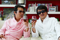 伊達軍曹が夢見る“億ションでバスローブを着てブランデーグラスをクルクル回す”生活イメージ。左は“エノテン”ことコーナーストーンズの榎本代表。