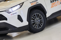 「アイスガードSUV G075」を装着した「RAV4」の氷上旋回シーン。半径15mのコースにおいての試走では、「アイスガード7」のラップタイムは20.12秒、アイスガードSUV G075は21.46秒だった。