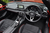 ハードトップの開閉スイッチは、エアコン操作パネルの下に配置されている。