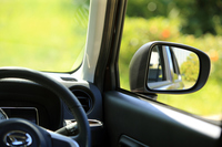 Aピラーの角度を立て、ドアミラーをドアパネルに取り付けたことにより、右斜め前方の視界を確保しやすくなっている。