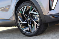 「エスプリ アルピーヌ」グレード専用の19インチホイール。このサイズはやや硬い乗り心地と無関係ではなさそうだが、かっこいいからよしとしよう。