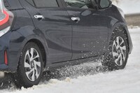 「ソルウス4S HA32」による雪上の走行シーン。履き替え要らずの便利さを一度知ってしまうと、もう手放せなくなるのは必至だ。（写真＝クムホタイヤジャパン）
