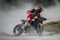 「ドゥカティ・スクランブラー」を使ったフラットトラックレースの様子。ダートコースをマシンとライダーが豪快に駆け抜けていく。