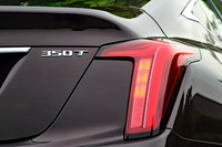 「350T」というバッジは、搭載されるエンジンを示したもの。日本仕様は2リッター直4ターボのみだが、アメリカには出力の異なる2種類の3リッターV6ターボも用意される。