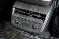 後席用にもエアコン吹き出し口を完備。USBポートは前席ともどもタイプAとタイプCがそろってレイアウトされる。