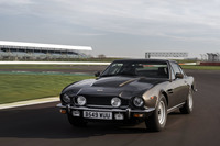 「DB6」の後継として1967年に登場した「DBS」のV8版として1970年に追加された「DBS V8」。1972年に「V8」と改名されたものの、大きな変更なく1989年まで生産された。これは『007 リビング・デイライツ』にも使用された個体だ。