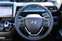 ステアリングホイールも本革巻きの専用デザイン。ディンプルレザーとスムースレザーが組み合わされている。