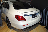 トランクリッドのスポイラーや左右4本出しのマフラーが、スポーティーなリアビューを演出する。