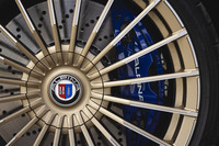 アルピナ・ブルカルト・ボーフェンジーペン社が用いていたアルピナのエンブレム。キャブレターとクランクシャフトを図案化したものとして知られている。