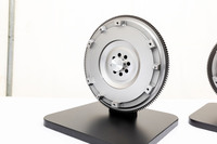 フライホイールは先代比で重量を18％、慣性モーメントを25％低減。これによりブリッピングのレスポンスは10％向上し、レブマッチシステムが2速から1速へのダウンシフトにも対応するようになった。